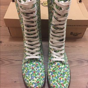 Dr. Martens flower boots 🌸🌸